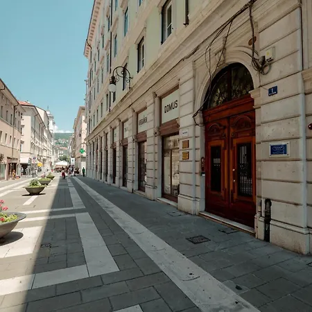 Lz1 - Center With Unique Private Garage *