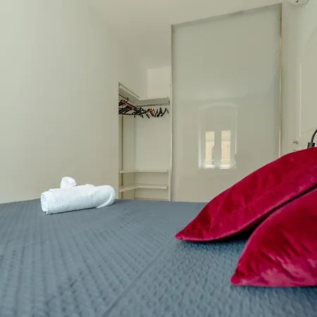 Lz1 - Center With Unique Private Garage Appartement *