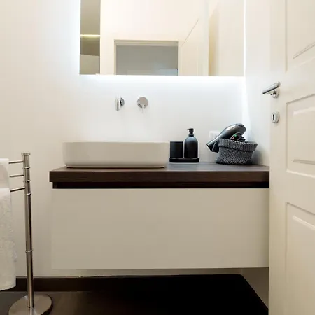Lz1 - Center With Unique Private Garage Appartement