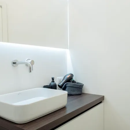 Lz1 - Center With Unique Private Garage Appartement *