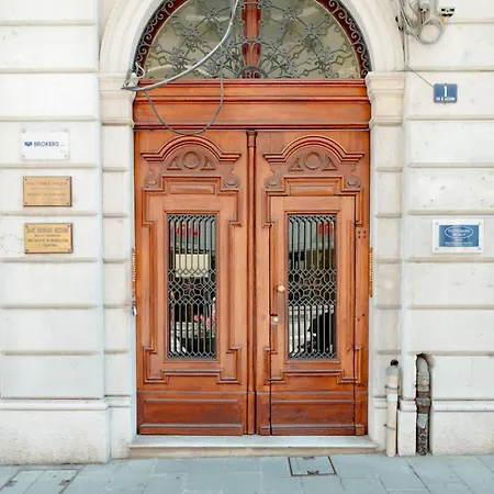 Lz1 - Center With Unique Private Garage Appartement